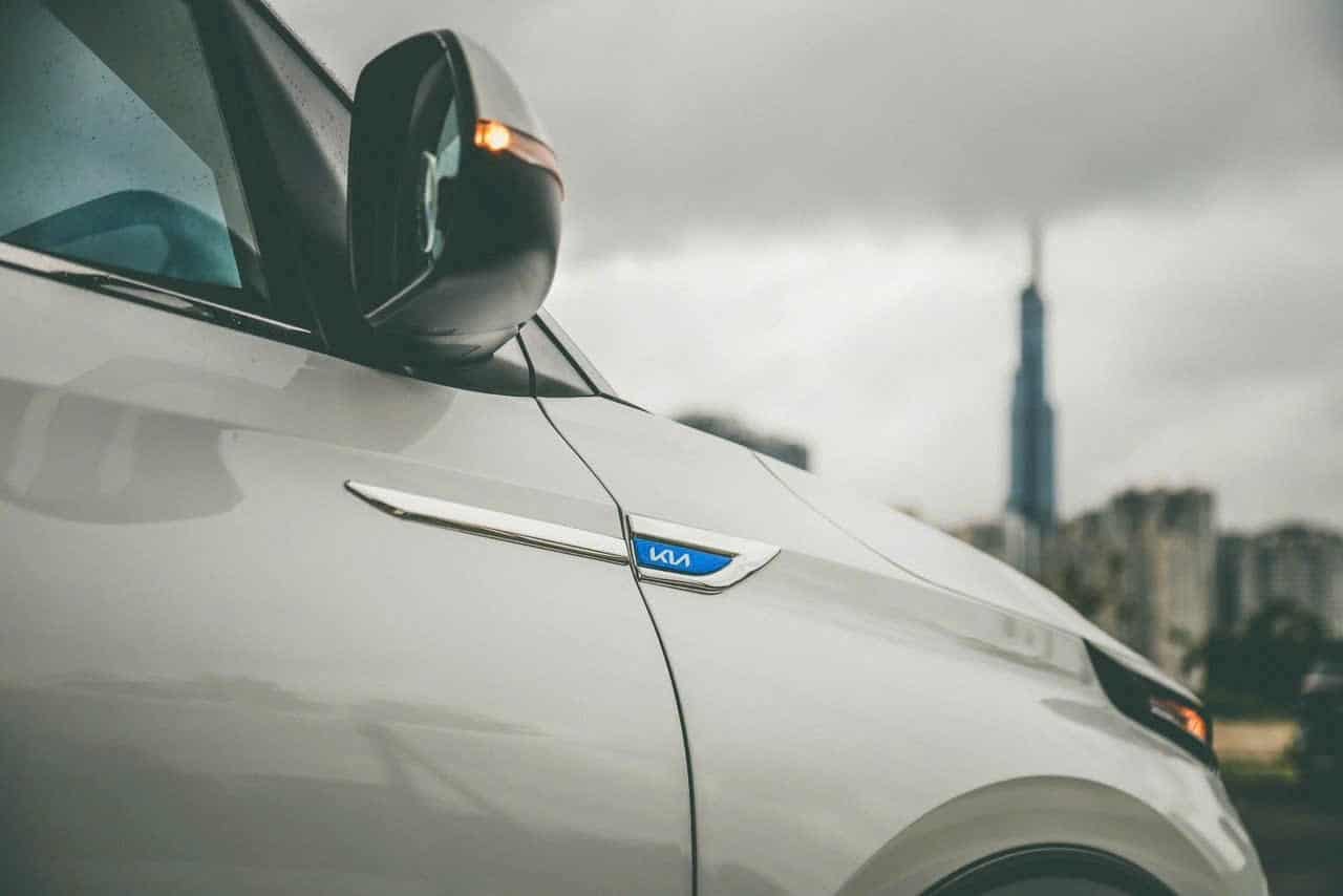 Gương chiếu hậu cùng màu thân xe Kia Carens 2025 có chức năng chỉnh/gập điện