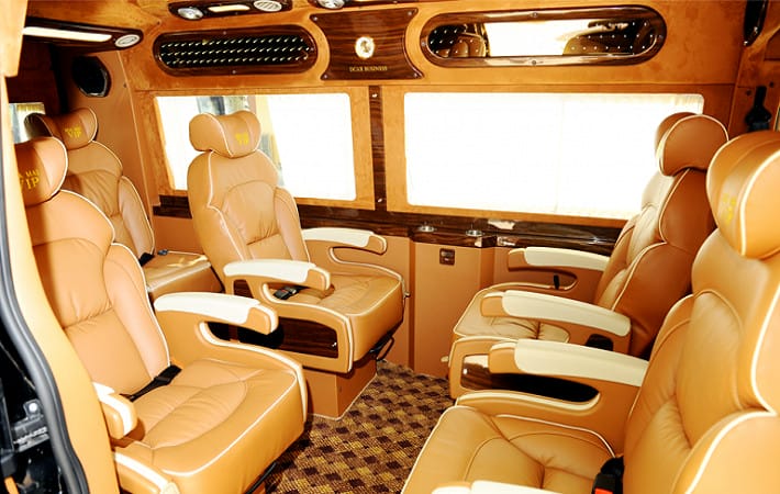 Hàng ghế ngồi tiện nghi trên xe khách Hoa Mai Limousine, sẵn sàng đón khách từ bến xe Miền Tây đi Vũng Tàu