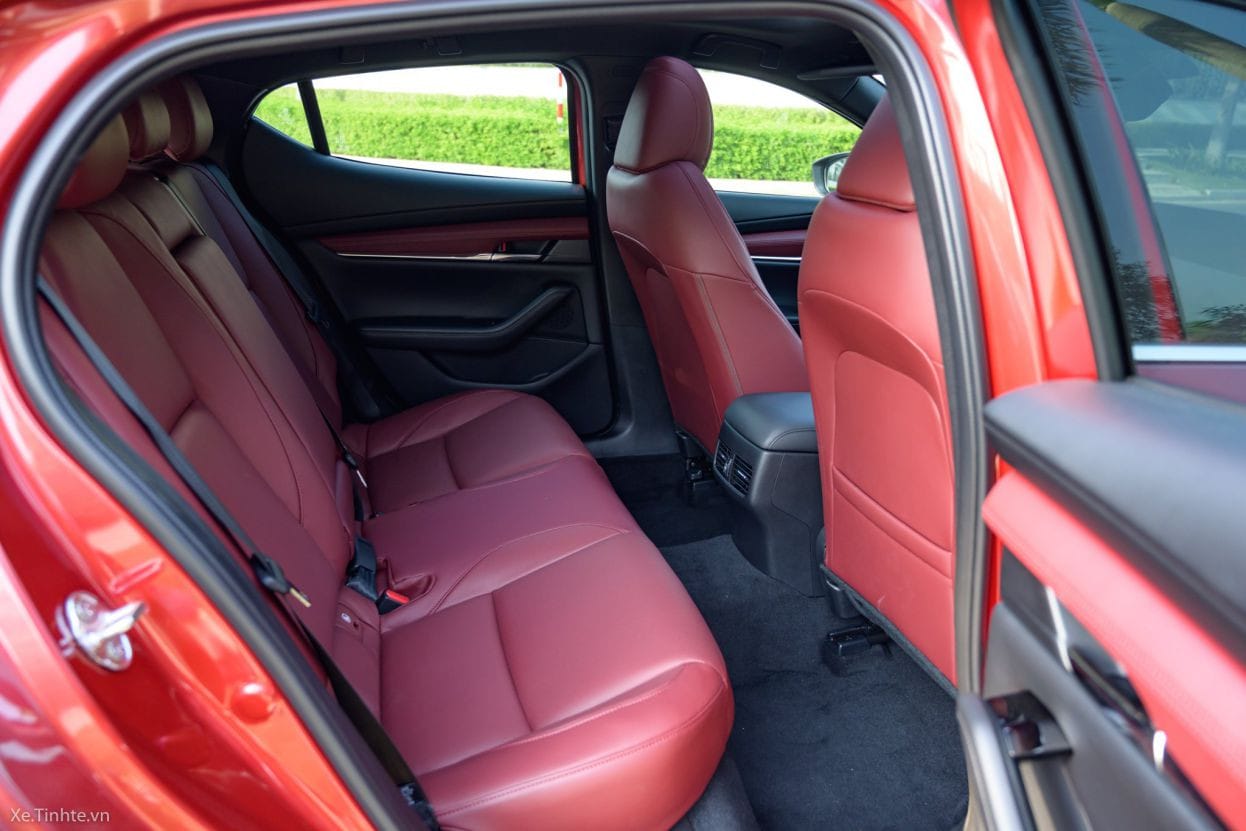 Hàng ghế sau rộng rãi của Mazda 3 Hatchback, mang lại sự thoải mái tối đa cho hành khách.