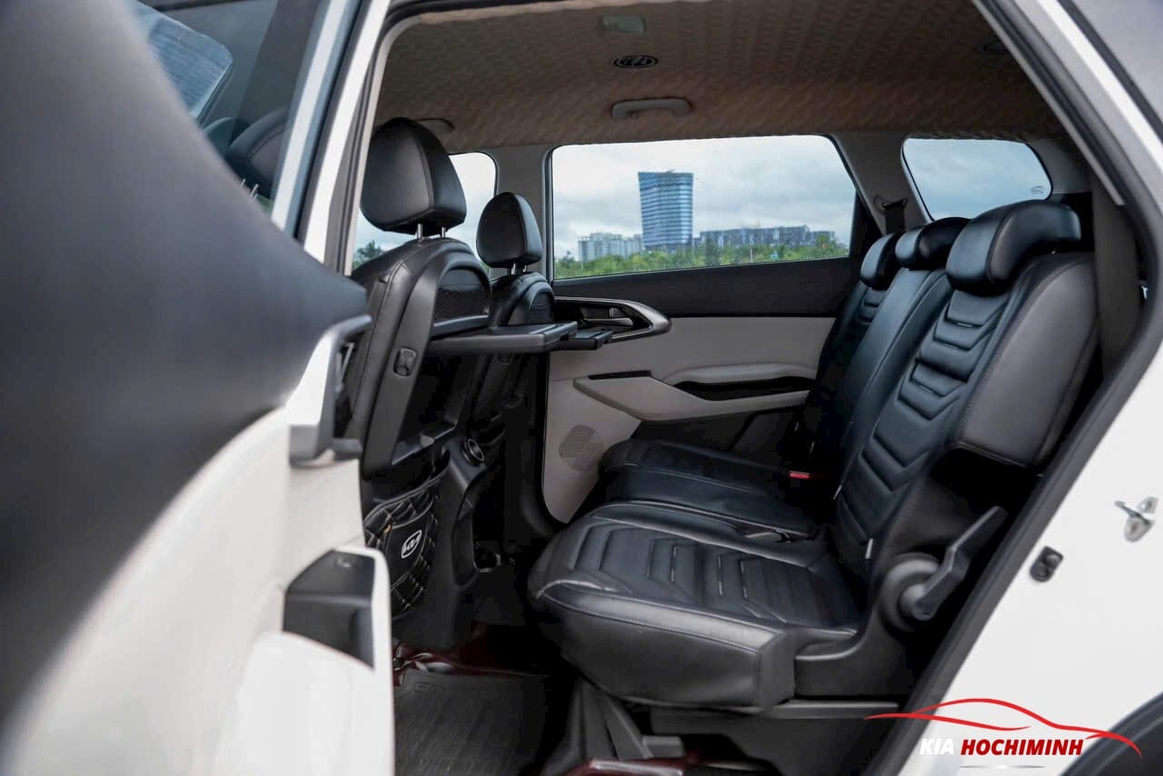 Hàng ghế thứ 2 của Kia Carens rộng rãi, được tích hợp bàn làm việc ở lưng ghế hàng ghế trước