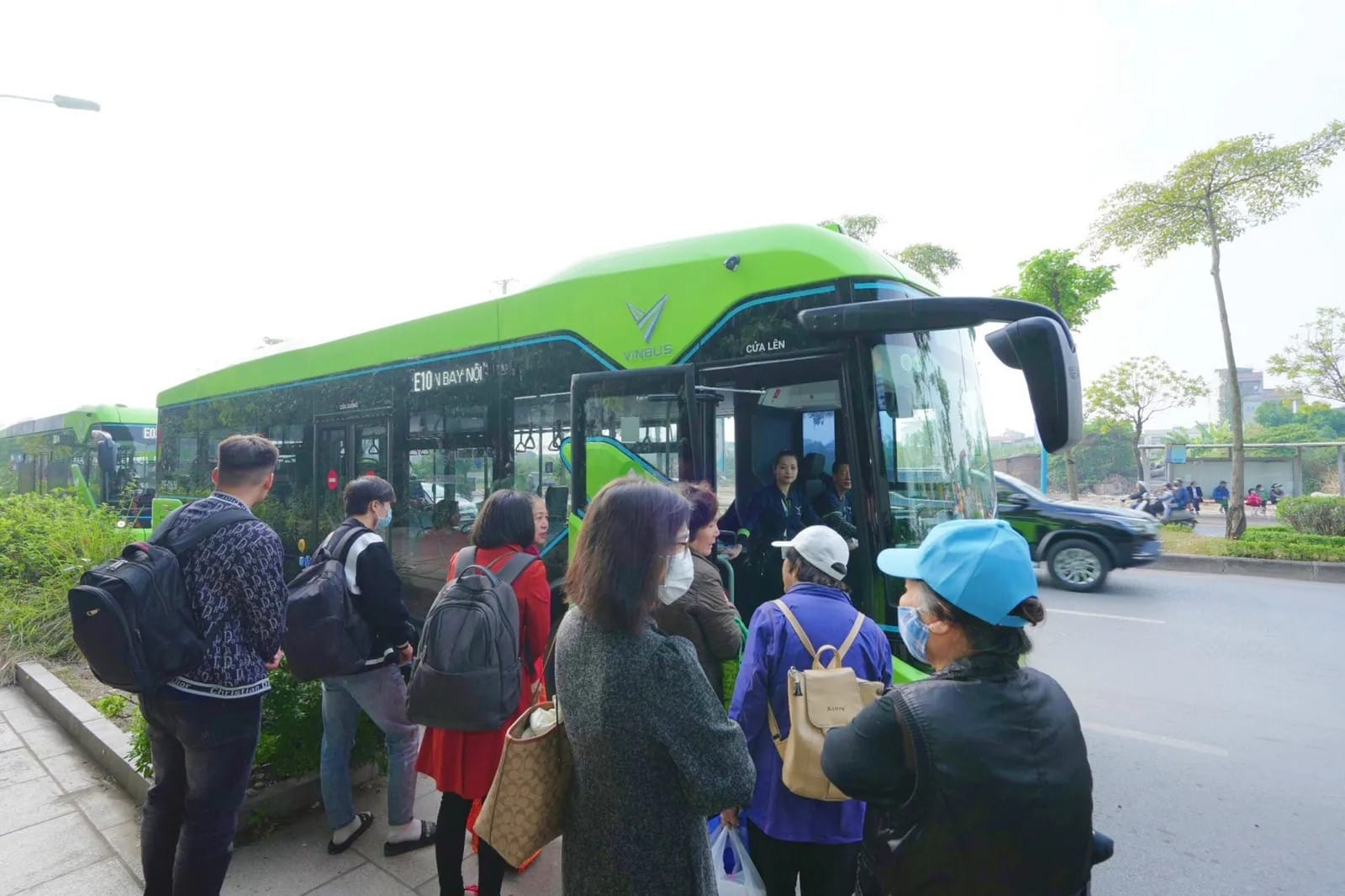 Hành khách chờ đợi tại trạm dừng của tuyến bus điện E10 tại Hà Nội
