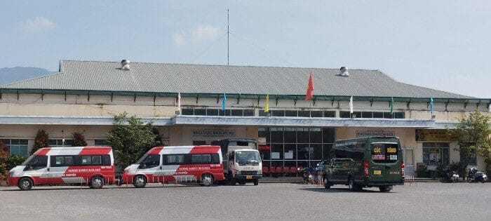 Hành khách chuẩn bị lên xe tại khu vực đón trả khách của bến xe Nha Trang