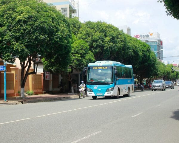 Hành khách lên xuống xe tại trạm nhà xe Cúc Phương Long Khánh