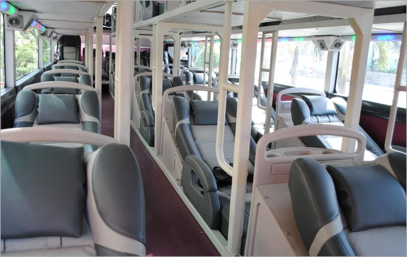 Hình ảnh các xe khách Phương Trang đậu ngay ngắn tại bến xe Nha Trang, biểu tượng của dịch vụ vận chuyển chất lượng cao