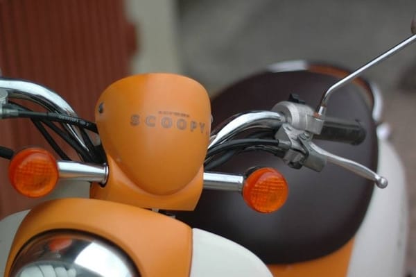 Hình ảnh chi tiết phần đầu xe Honda Scoopy 50cc với tem tròn