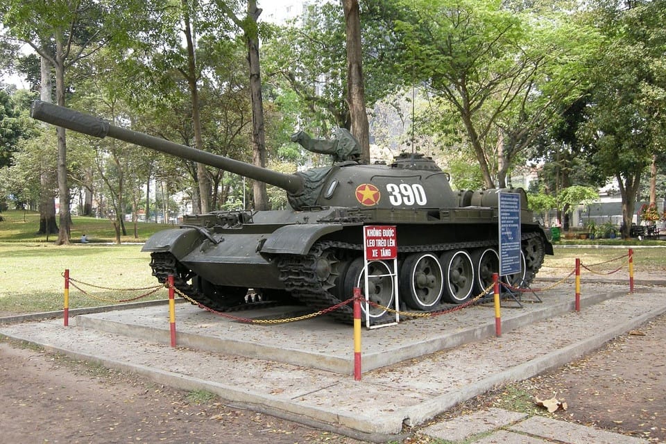 Hình ảnh lịch sử ghi lại khoảnh khắc xe tăng T-59 số hiệu 390 húc đổ cánh cổng Dinh Độc Lập, chính thức kết thúc cuộc chiến tranh.