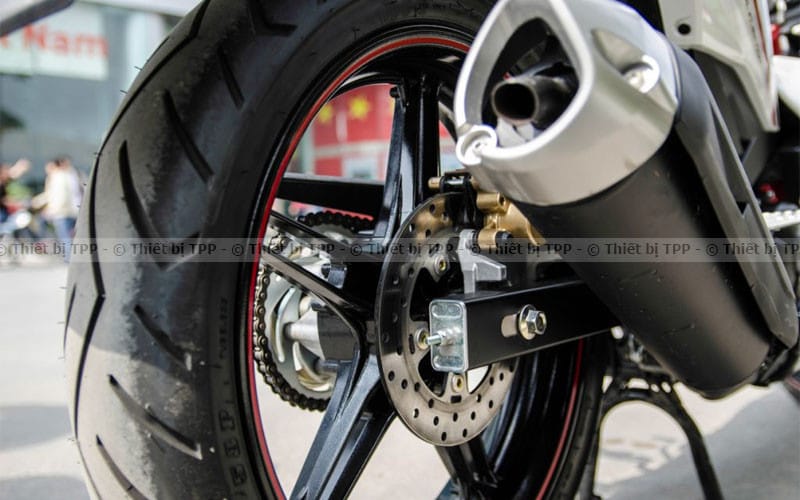 Hình ảnh lốp không săm xe Honda cần được vá cẩn thận