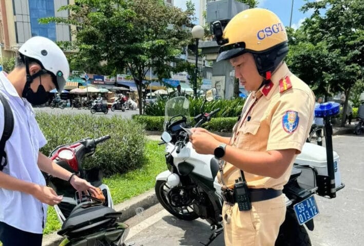 Hình ảnh minh họa cảnh sát giao thông xử lý vi phạm giao xe cho người không đủ điều kiện lái xe máy