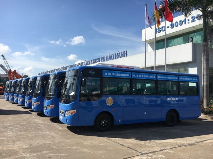 Hình ảnh những chiếc xe buýt đang đậu chờ khách tại bến xe
