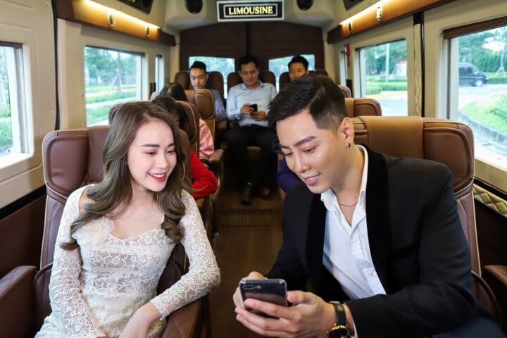 Hình ảnh xe limousine cao cấp đang di chuyển trên đường