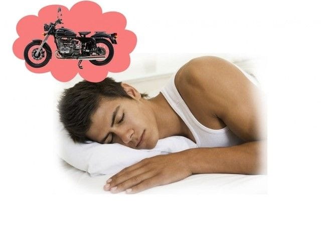 Hình ảnh xe máy cũ bị bỏ hoang hoặc hư hại, gợi liên tưởng đến việc mất mát những thứ thân thuộc