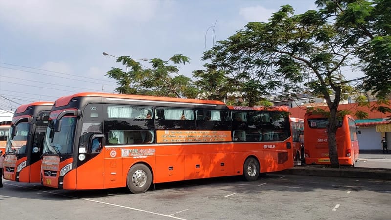 Hình ảnh xe Phương Trang đang di chuyển trên đường, biểu tượng của sự rộng khắp
