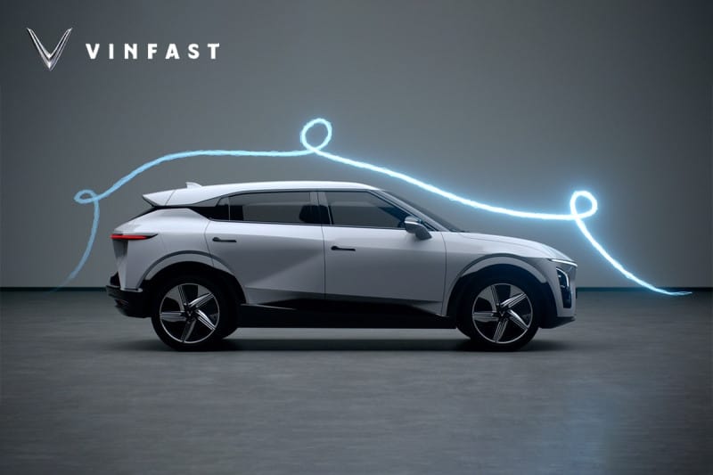 Hình ảnh xe VinFast VF 7 màu đỏ sang trọng đỗ trên đường