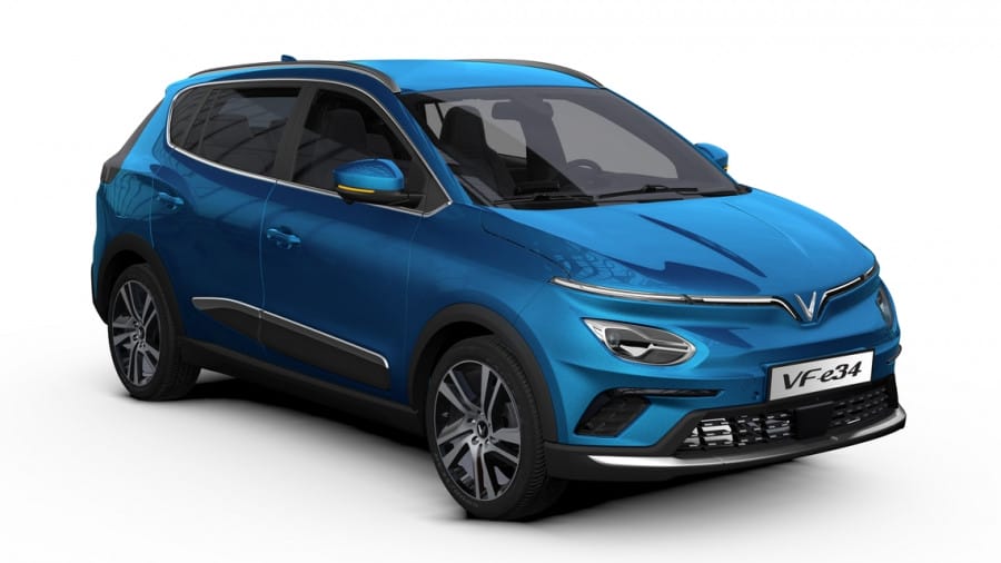 Hình ảnh xe VinFast VF e34 màu trắng đang sạc điện tại trạm sạc công cộng