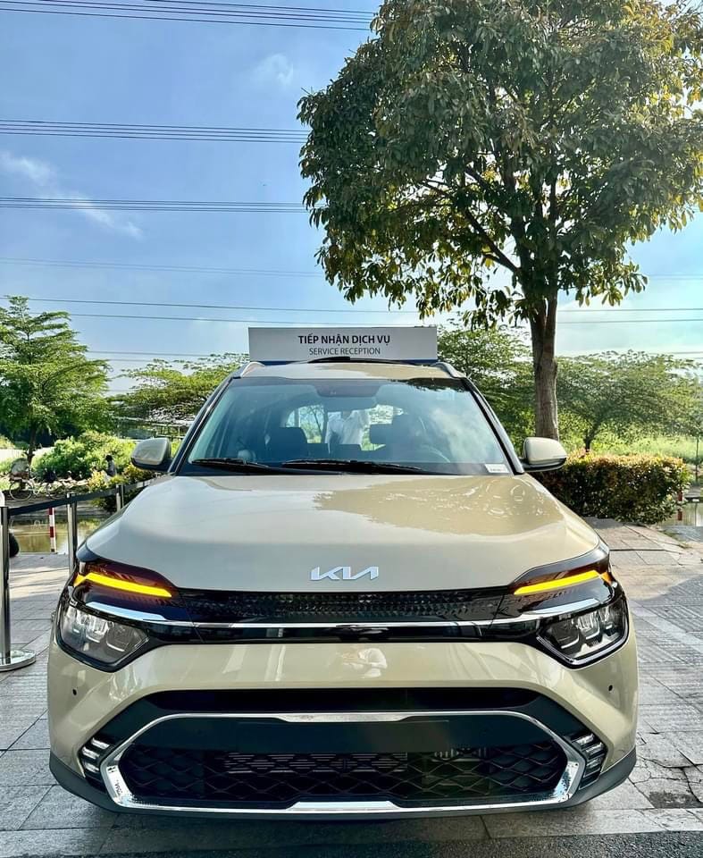 Hốc gió dưới mở to tăng thêm phần mạnh mẽ cho Kia Carens 2025