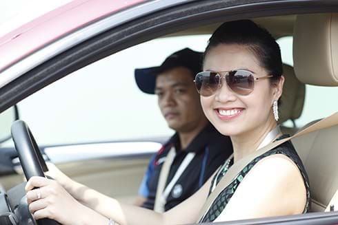 Học viên đang thực hành lái xe tại trung tâm đào tạo, nhấn mạnh tầm quan trọng của việc chọn địa điểm học uy tín cho bằng B2 hay C