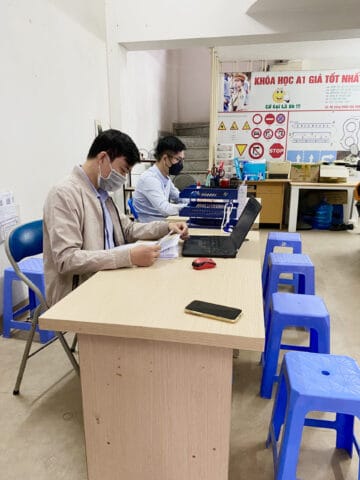 Học viên ôn thi lý thuyết giấy phép lái xe A1