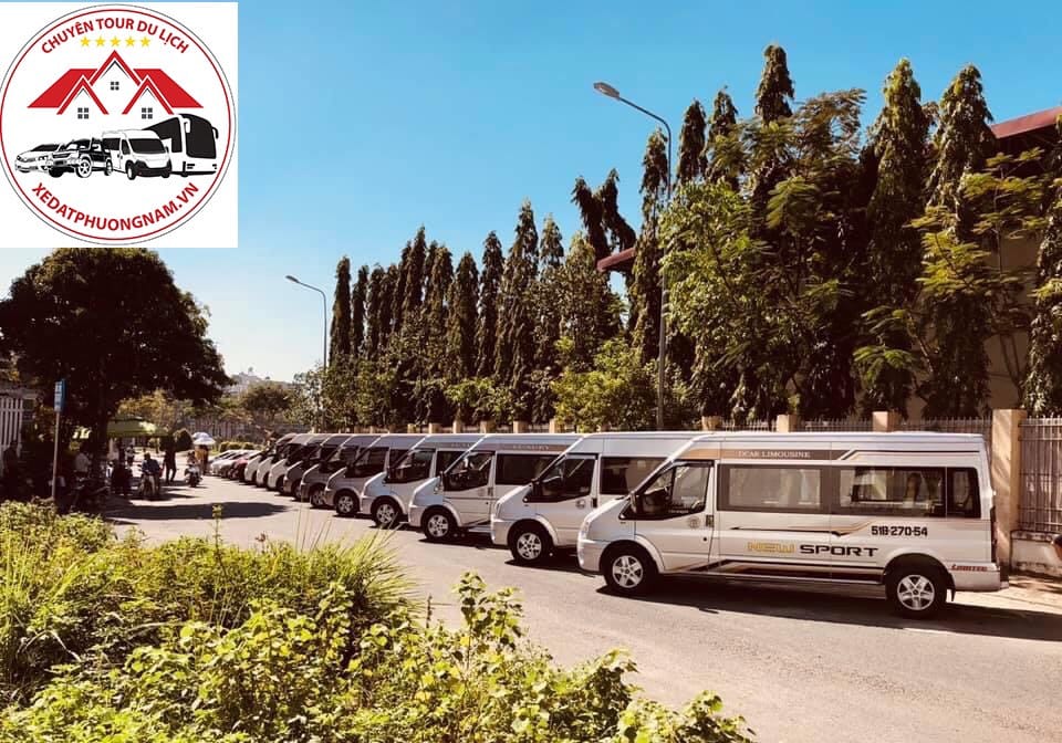 Hợp đồng thuê xe 16 chỗ được đặt trên bàn, tượng trưng cho sự minh bạch và rõ ràng trong các giao dịch