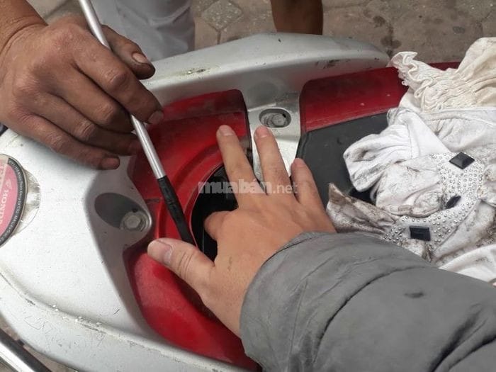 Hướng dẫn thực hiện cà số khung và số máy xe bằng bút chì và giấy, chuẩn bị cho thủ tục sang tên.