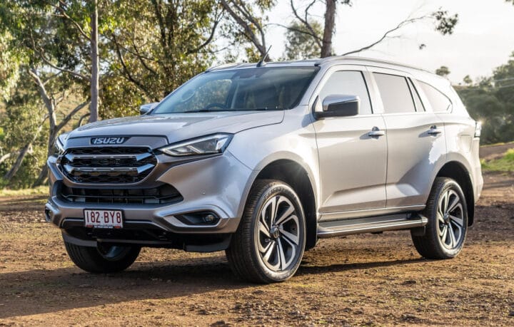 Isuzu Mu-X 2023 màu trắng, một trong các dòng xe SUV 7 chỗ nhập khẩu Thái Lan.