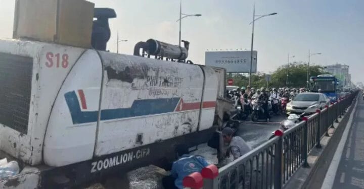 Kẹt xe cầu Nguyễn Văn Cừ sau sự cố xe