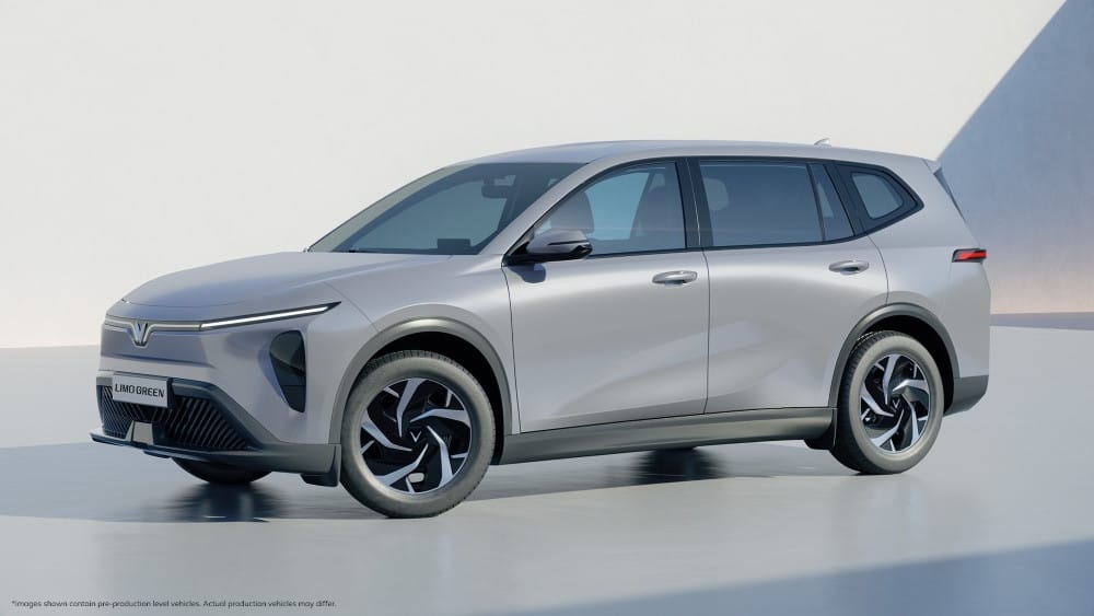 Khách hàng tìm hiểu về chính sách ưu đãi khi đặt mua xe Limo Green, một lựa chọn xe xanh sm 7 chỗ hấp dẫn.