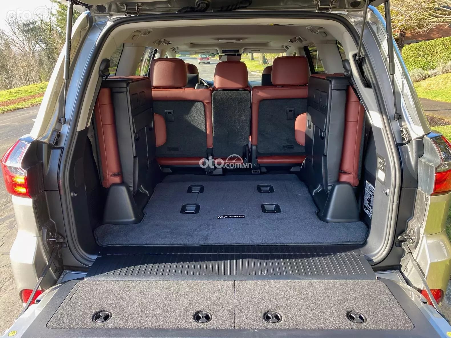 Khoang hành lý rộng rãi của Lexus LX 570 khi gập hàng ghế sau, tối ưu cho mọi chuyến đi.