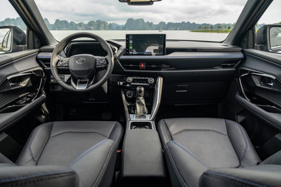 Khoang nội thất Toyota Yaris Cross 2024 với màn hình trung tâm lớn
