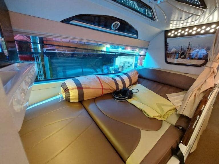 Khoang nội thất xe Tuấn Hưng với giường nằm bọc da rộng rãi