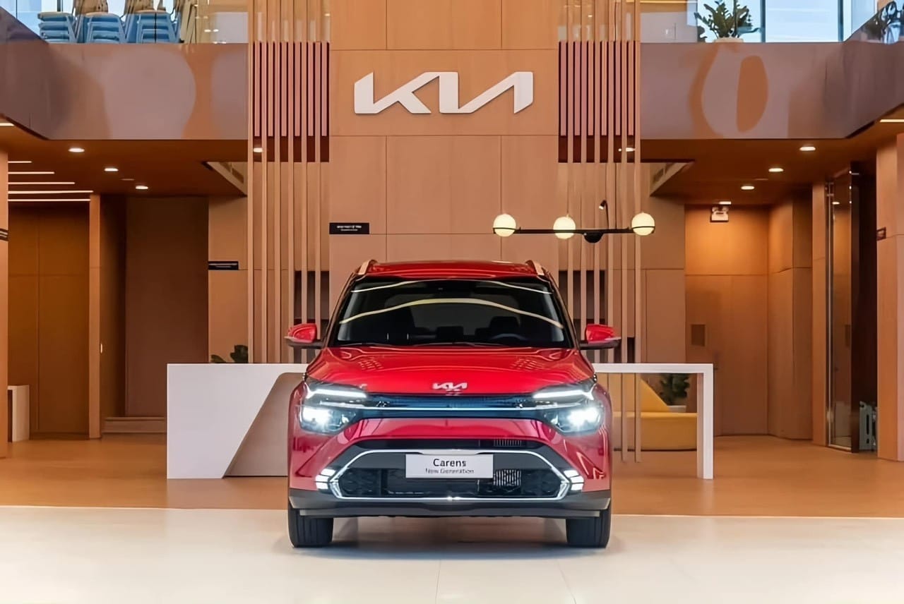 Kia Carens 2025 có lưới tản nhiệt hình kim cương đen viền chrome
