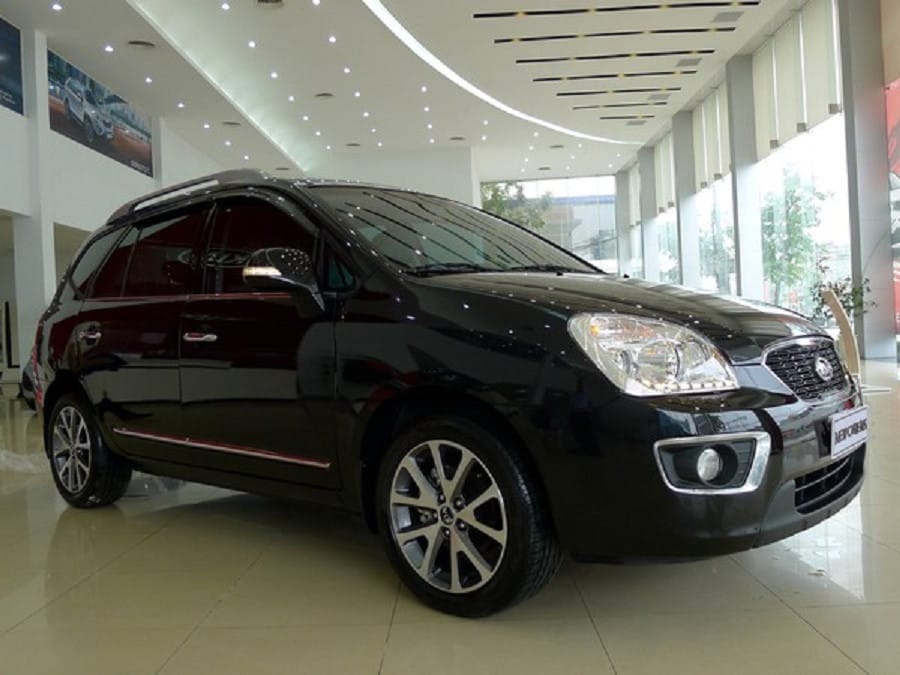 Kia Carens đời 2016 màu đỏ, một trong những lựa chọn xe 7 chỗ cũ giá tốt dưới 300 triệu