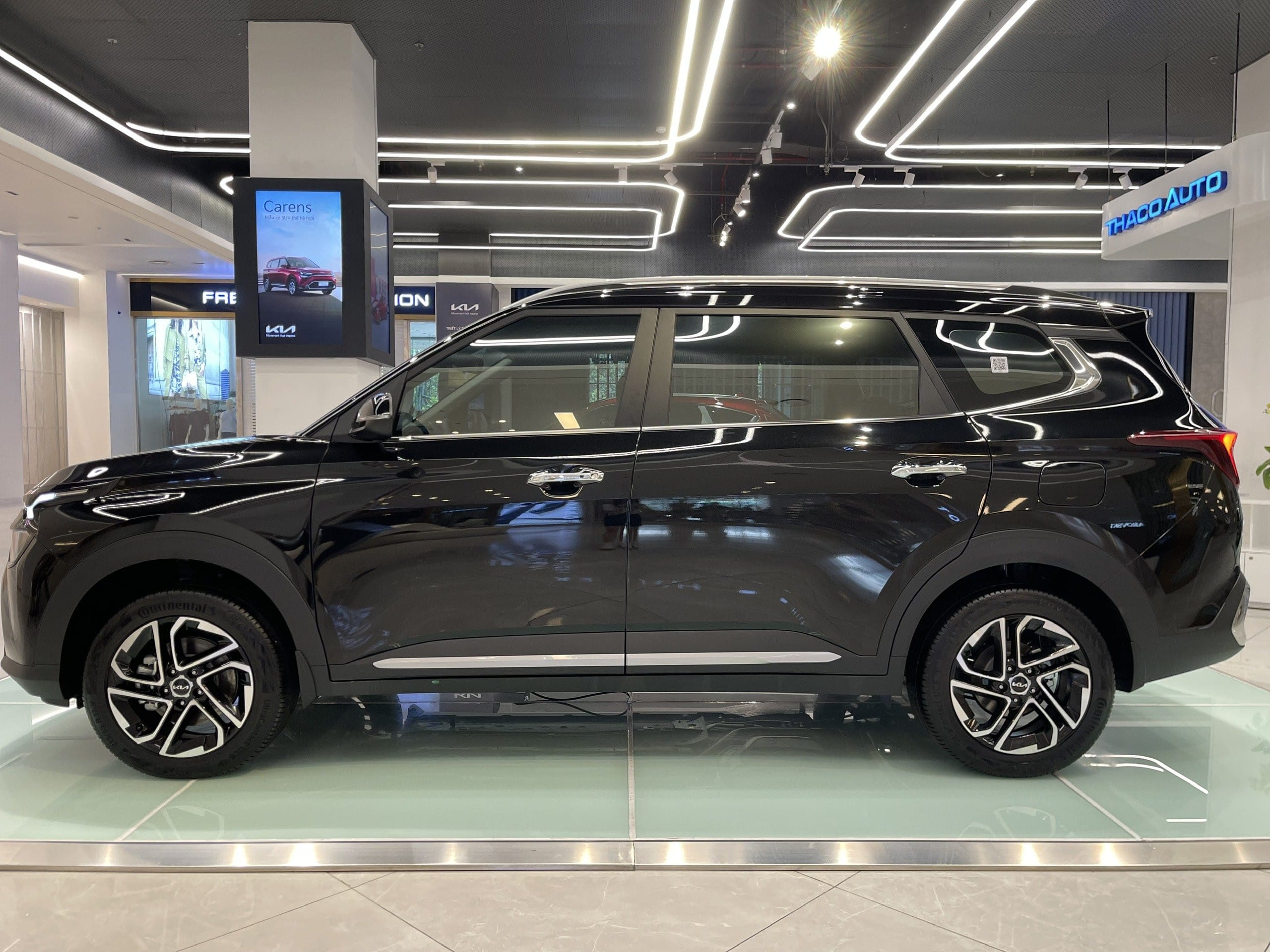 Kia Carens màu đen