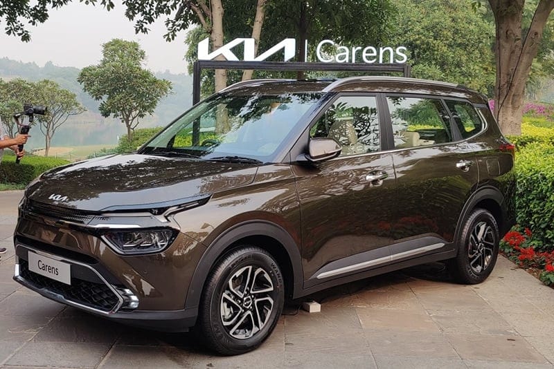 Kia Carens màu nâu