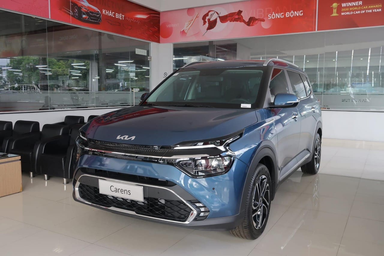 Kia Carens màu xanh M4B
