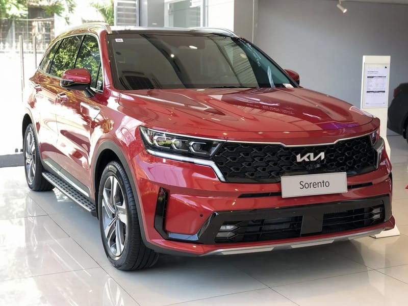 KIA Sorento màu bạc, mẫu SUV 7 chỗ với thiết kế hiện đại, nhiều tiện nghi.