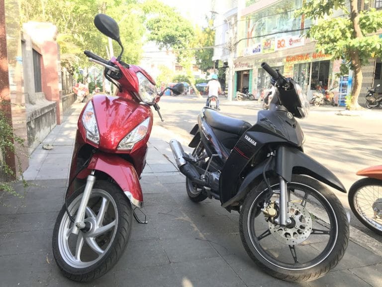 Kiểm tra chất lượng xe máy trước khi thuê ở Bình Dương