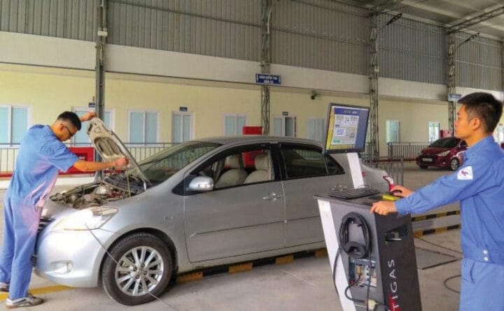 Kiểm tra xe ô tô tại trung tâm đăng kiểm theo quy trình đăng kiểm xe ô tô