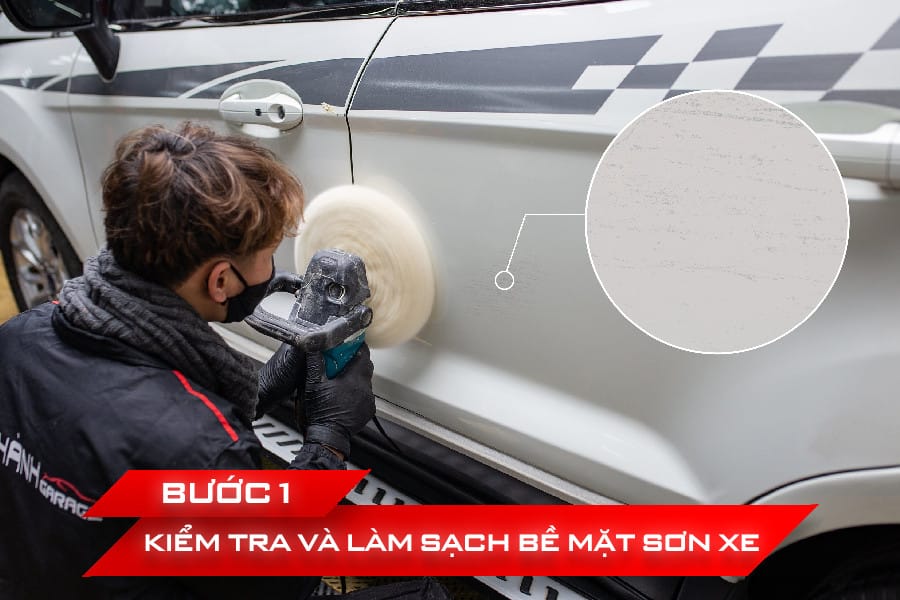 Kỹ thuật viên kiểm tra và làm sạch bề mặt xe ô tô trước khi sơn