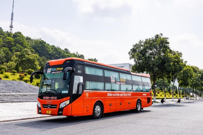 Logo và ngoại thất xe Hà Nội Nghệ An của nhà xe FUTA Hà Sơn