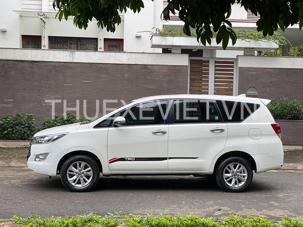Lựa chọn Toyota Innova khi cần cho thuê xe 4, 7 chỗ giá rẻ tại TP.HCM