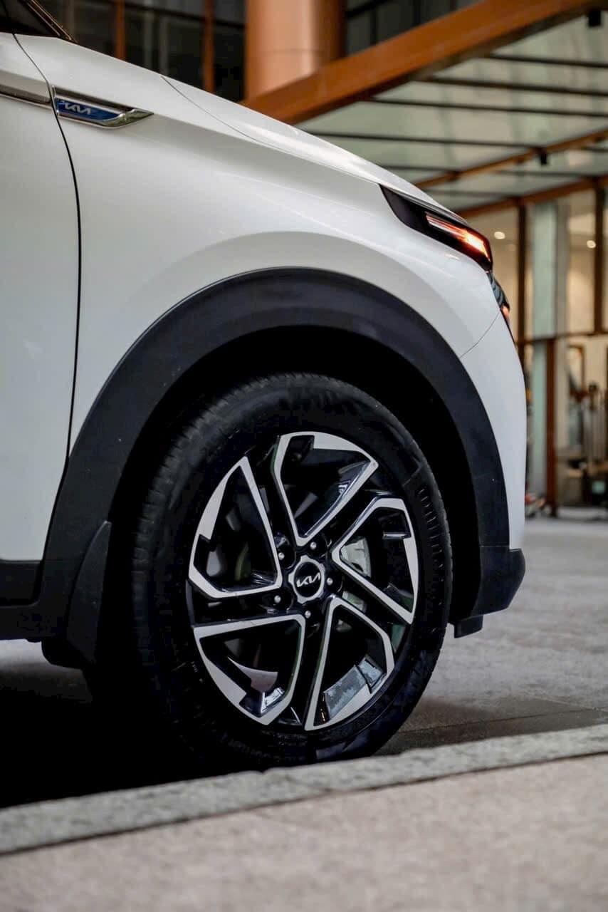 Mâm của Kia Carens 2025 là loại hợp kim 5 chấu kích thước 17 inch