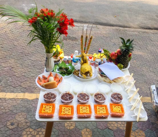 Mâm cúng xe hàng tháng đầy đủ lễ vật với hoa tươi, ngũ quả và các vật phẩm tâm linh