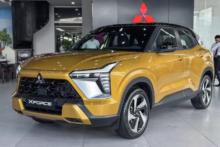 Mẫu xe Mitsubishi XForce 5 chỗ gầm cao màu trắng bạc phô diễn thiết kế Dynamic Shield