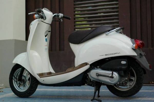 Mẫu xe Scoopy 50cc đời giữa với tem cải tiến