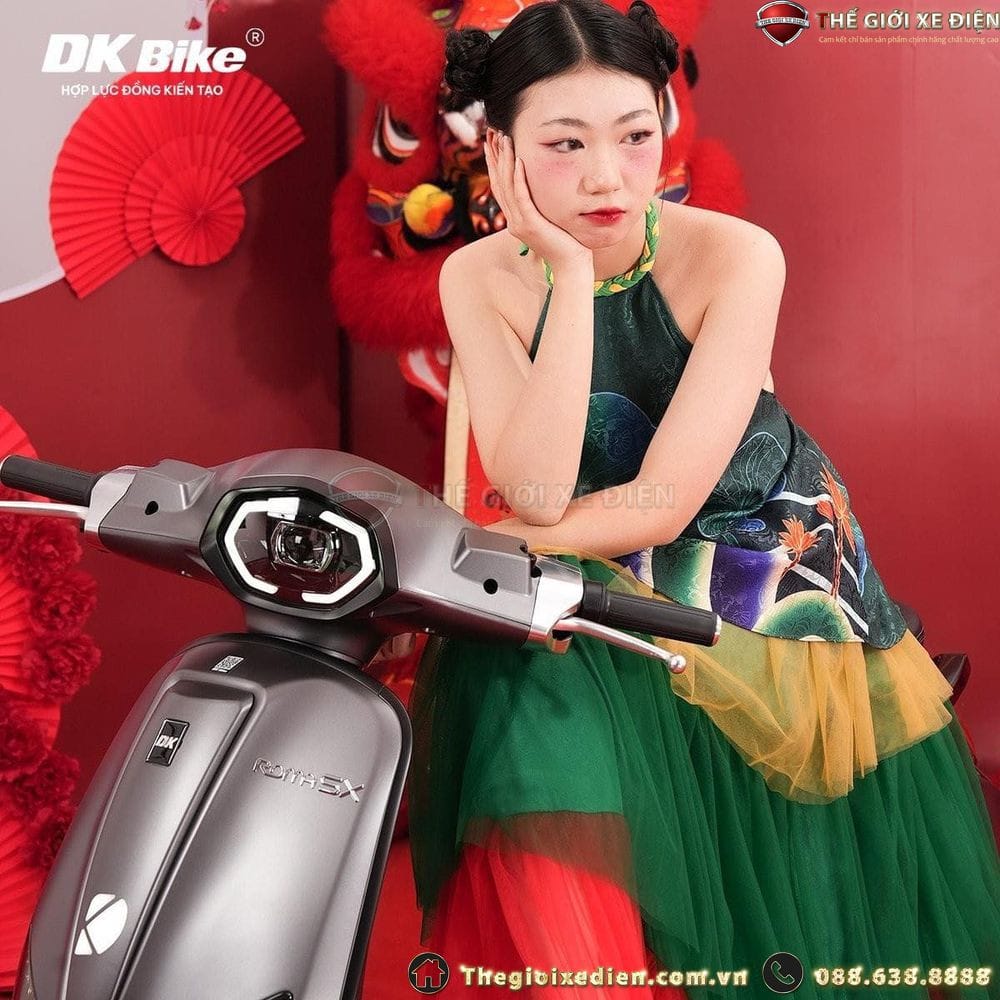 Mẫu xe tay ga 50cc với thiết kế hiện đại, màu sắc tươi sáng, thu hút ánh nhìn, phù hợp với phong cách năng động của phái nữ