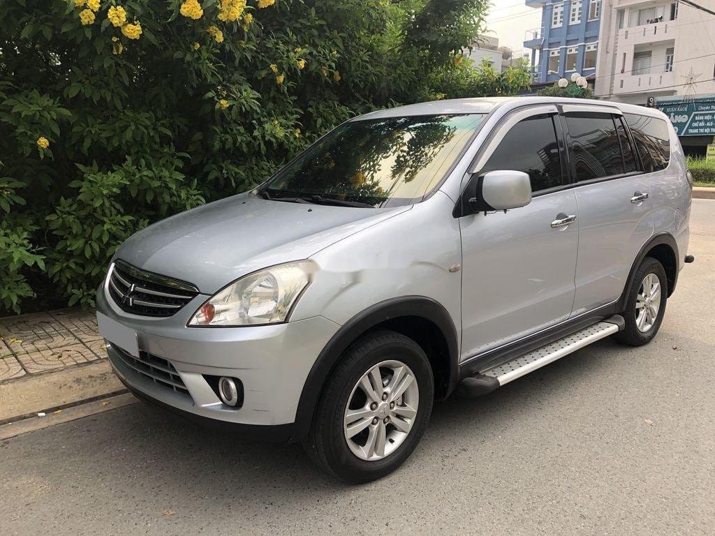 Mitsubishi Zinger 2011 màu trắng, mẫu xe 7 chỗ cũ rộng rãi và bền bỉ trong phân khúc dưới 300 triệu