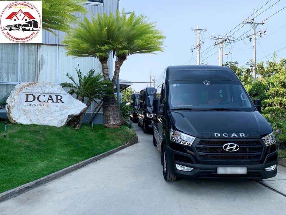 Một chiếc xe du lịch 16 chỗ sang trọng đang chờ đón khách hàng cho một hành trình 2 ngày 1 đêm thoải mái