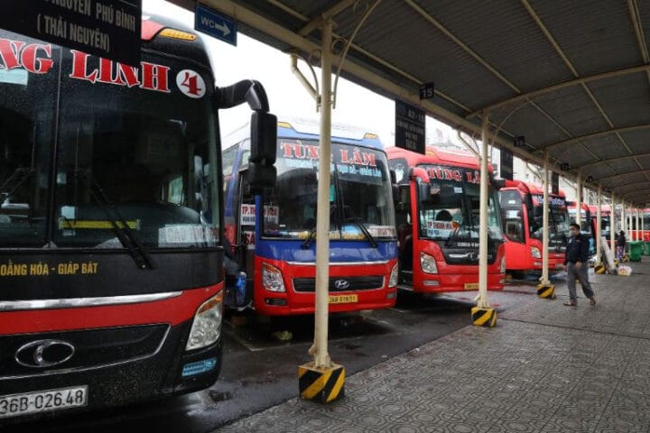 Một chiếc xe khách giường nằm Hải Phòng Lào Cai hiện đại đang đỗ tại bến sẵn sàng khởi hành