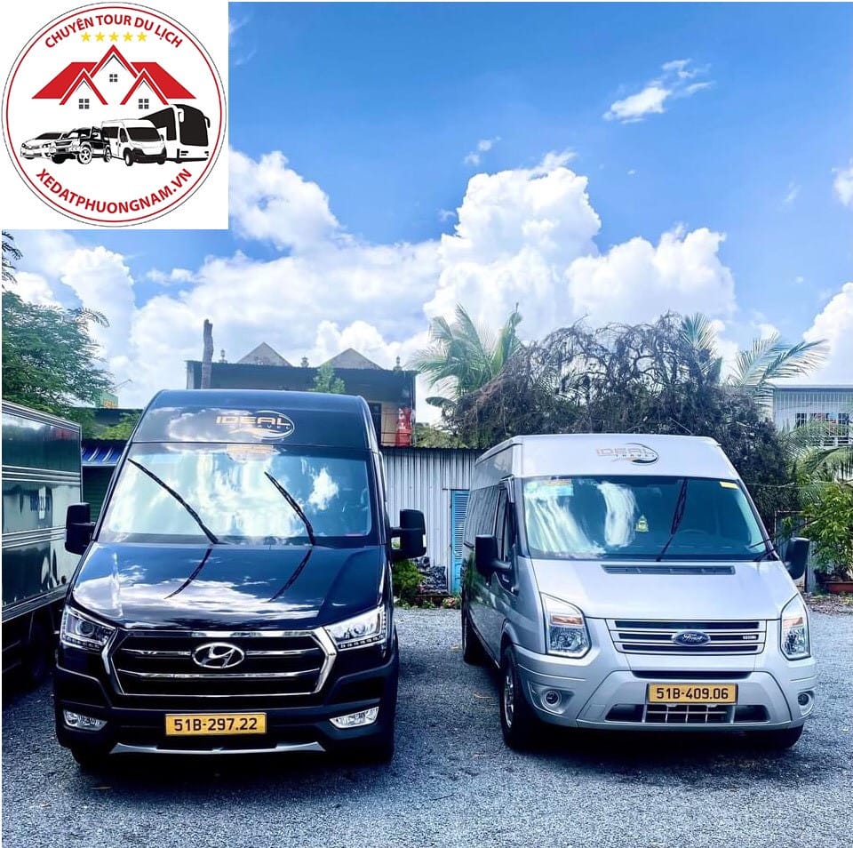 Một chiếc xe ô tô 16 chỗ đậu bên đường, sẵn sàng cho những chuyến đi khám phá cuối tuần hoặc công tác 2 ngày 1 đêm