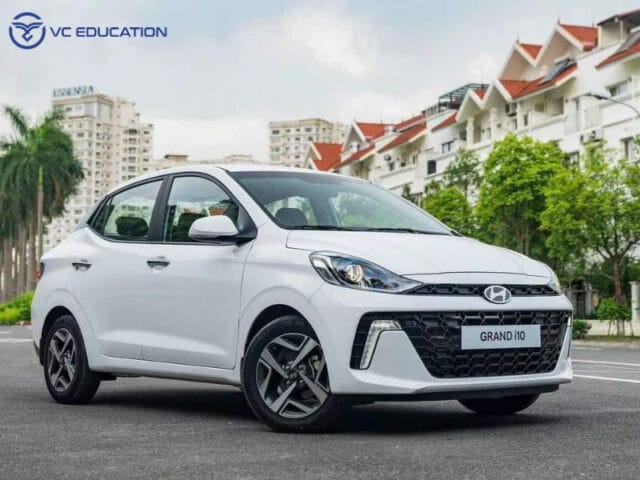 Một chiếc xe ô tô 5 chỗ mới màu trắng đỗ trong showroom, tượng trưng cho lựa chọn xe ô tô giá dưới 500 triệu an toàn, hiện đại